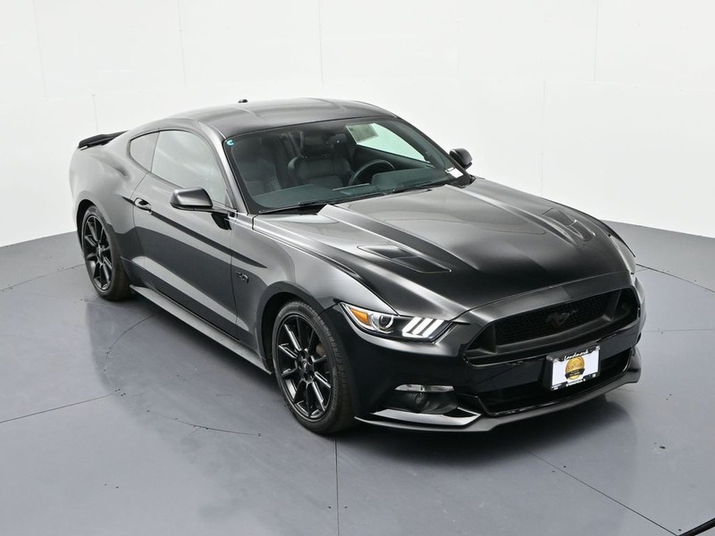 Ford Mustang Vehicle Full-screen Gallery Image 16