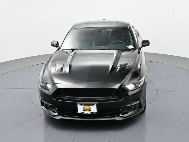 Ford Mustang Vehicle Full-screen Gallery Image 17