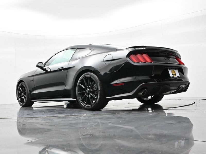 Ford Mustang Vehicle Full-screen Gallery Image 20