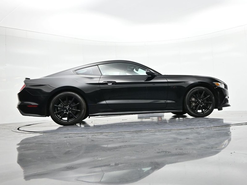 Ford Mustang Vehicle Full-screen Gallery Image 23
