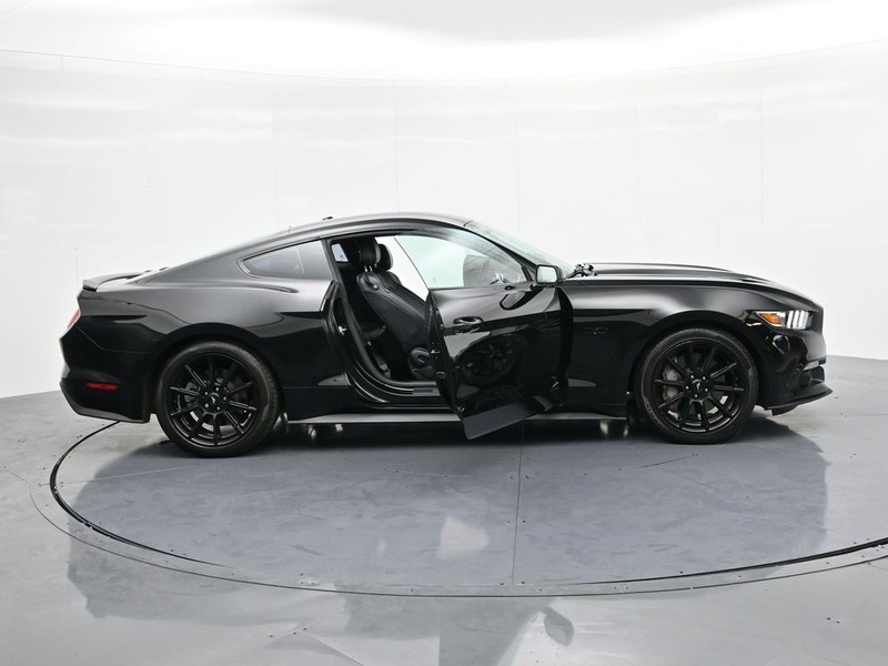 Ford Mustang Vehicle Full-screen Gallery Image 24