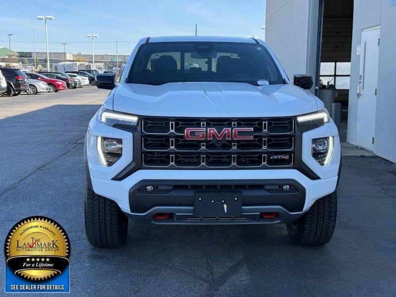 GMC Canyon Vehicle Full-screen Gallery Image 4