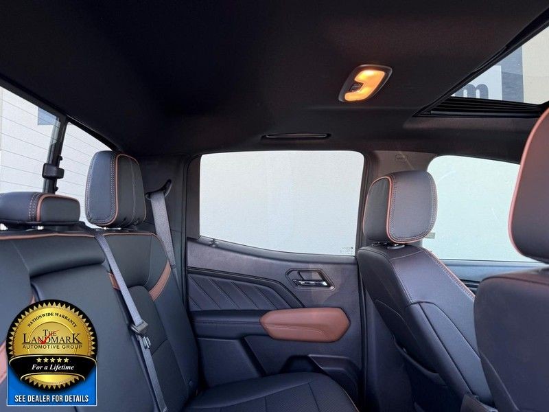 GMC Canyon Vehicle Full-screen Gallery Image 15