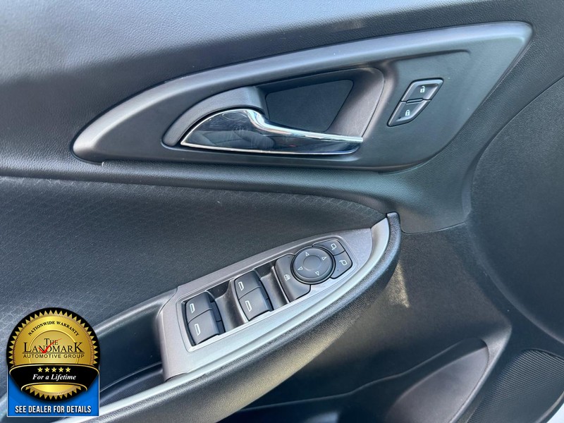 Chevrolet Malibu Vehicle Full-screen Gallery Image 8