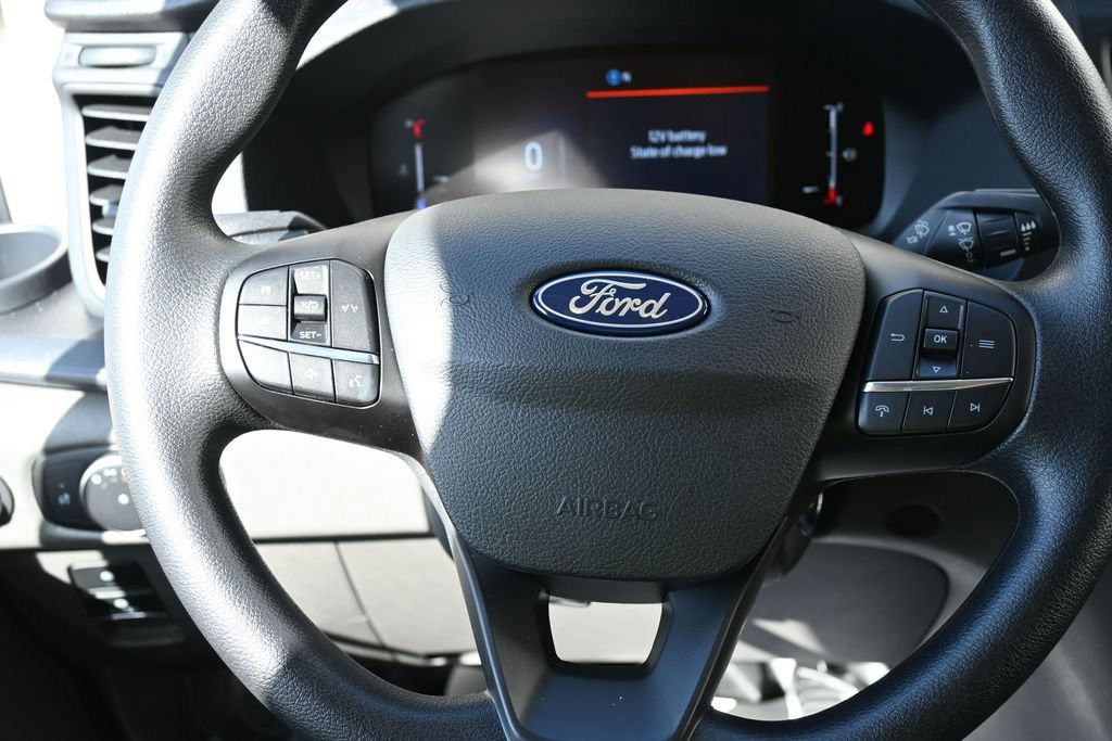Ford Transit-250 Vehicle Full-screen Gallery Image 4