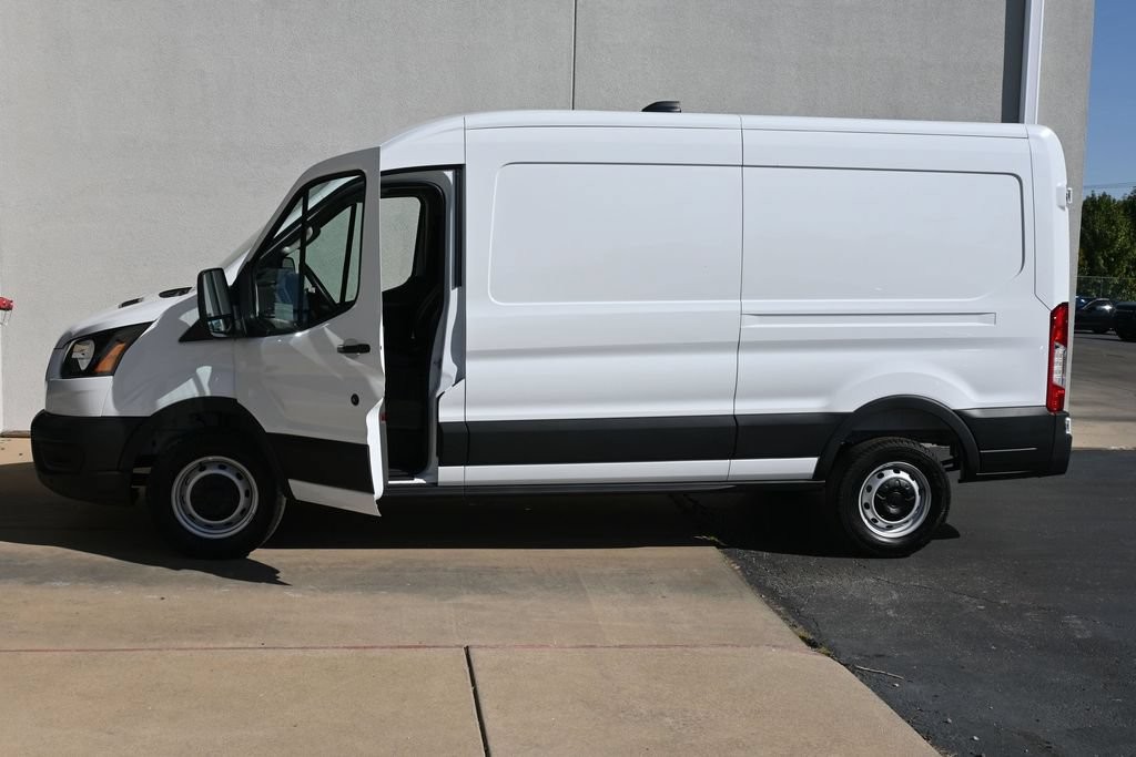 Ford Transit-250 Vehicle Full-screen Gallery Image 5