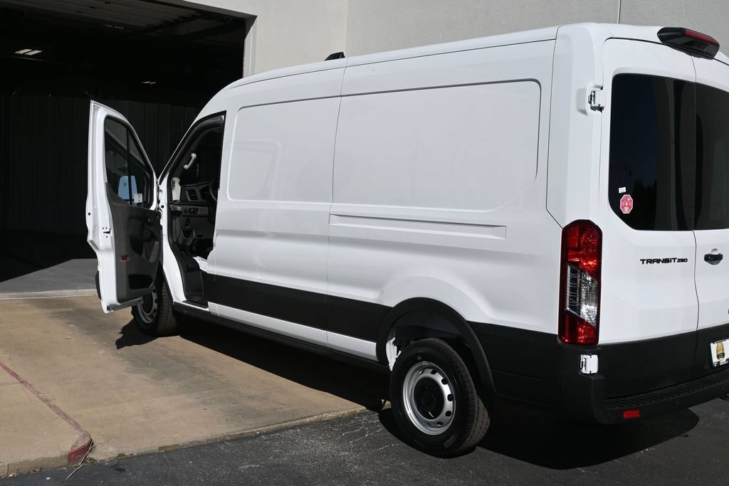 Ford Transit-250 Vehicle Full-screen Gallery Image 6