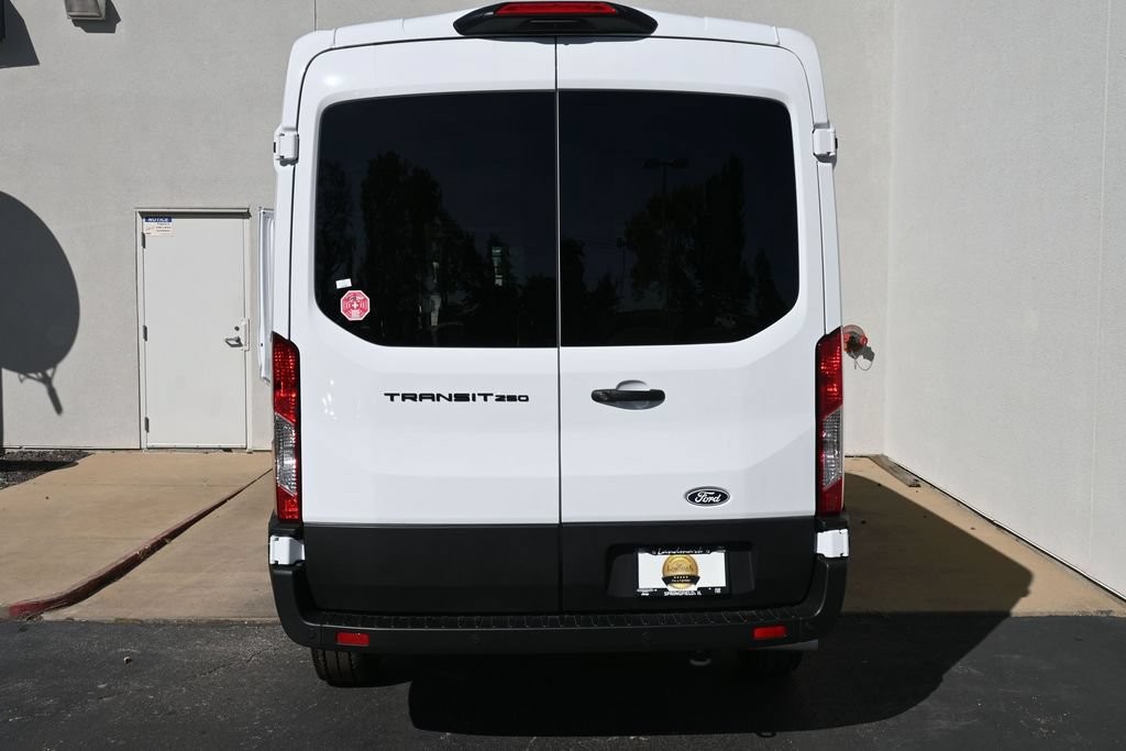 Ford Transit-250 Vehicle Full-screen Gallery Image 7
