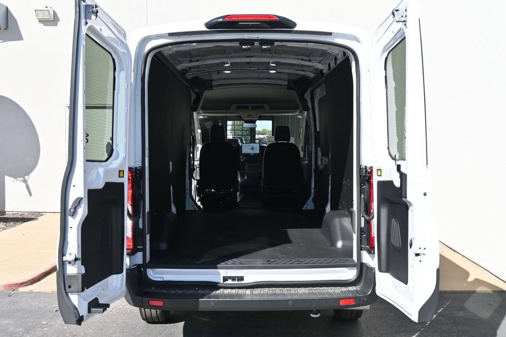 Ford Transit-250 Vehicle Full-screen Gallery Image 8