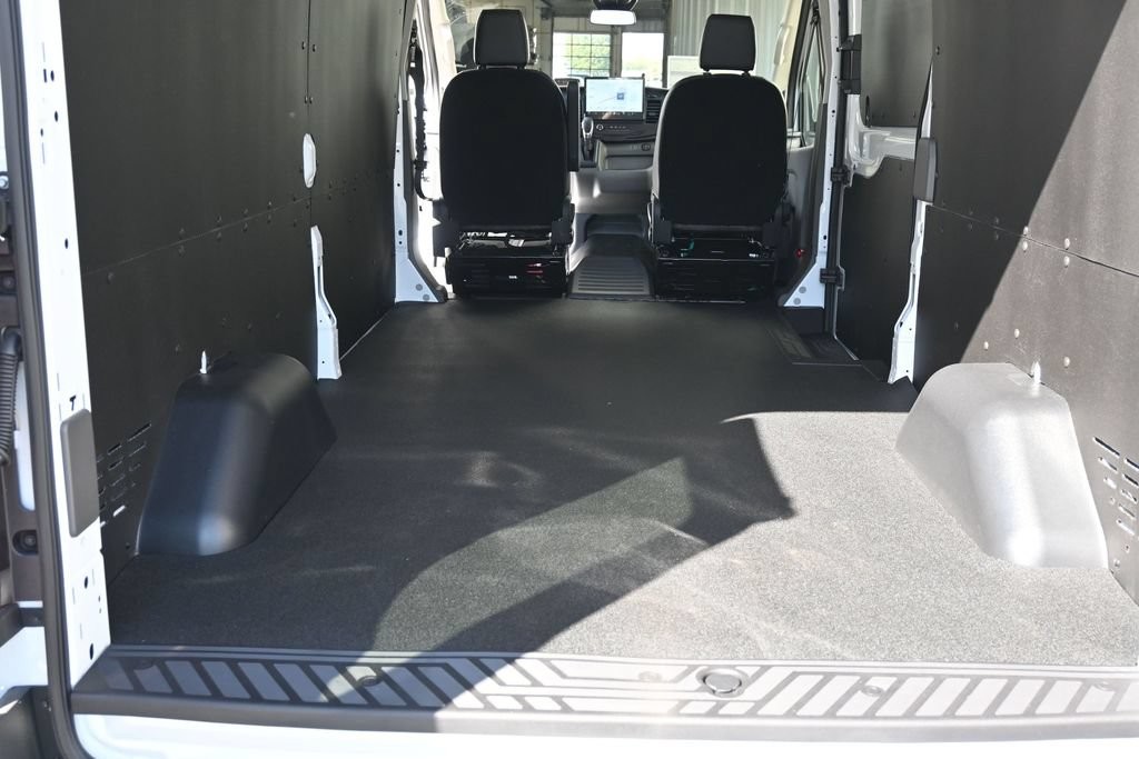 Ford Transit-250 Vehicle Full-screen Gallery Image 9