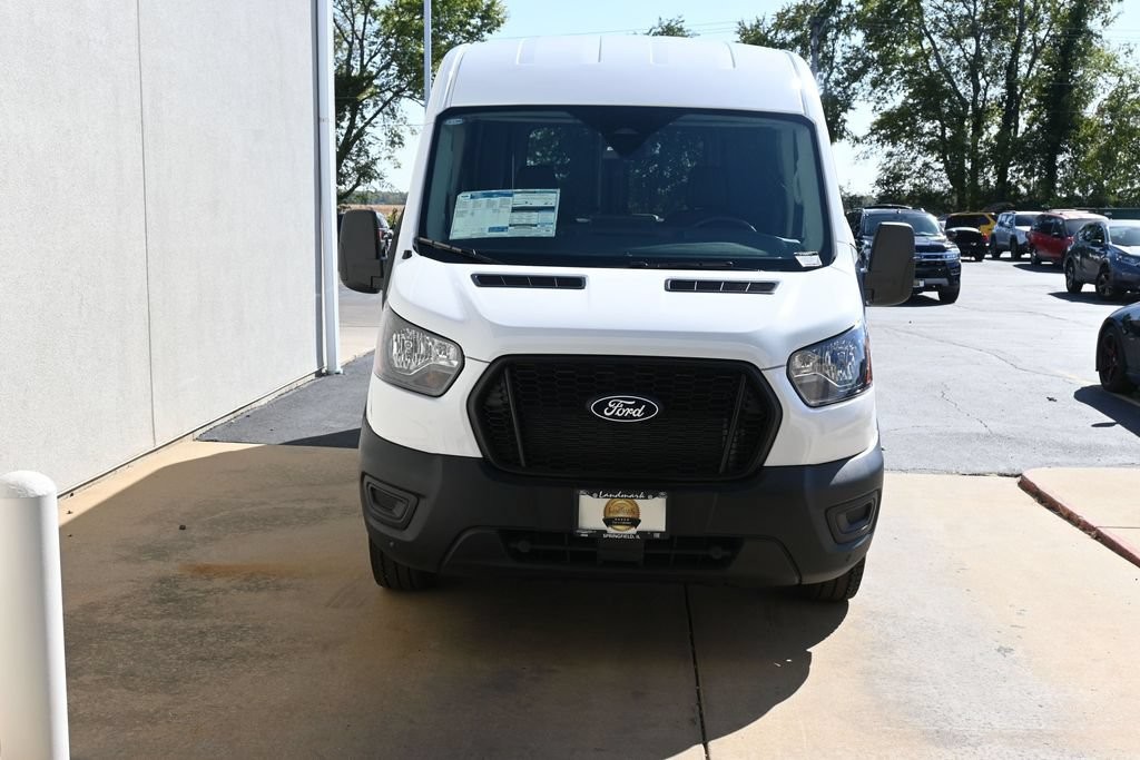 Ford Transit-250 Vehicle Full-screen Gallery Image 10