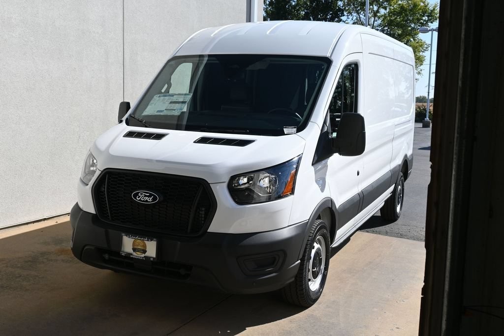 Ford Transit-250 Vehicle Full-screen Gallery Image 11