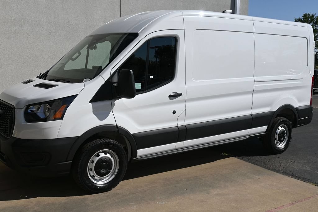 Ford Transit-250 Vehicle Full-screen Gallery Image 12