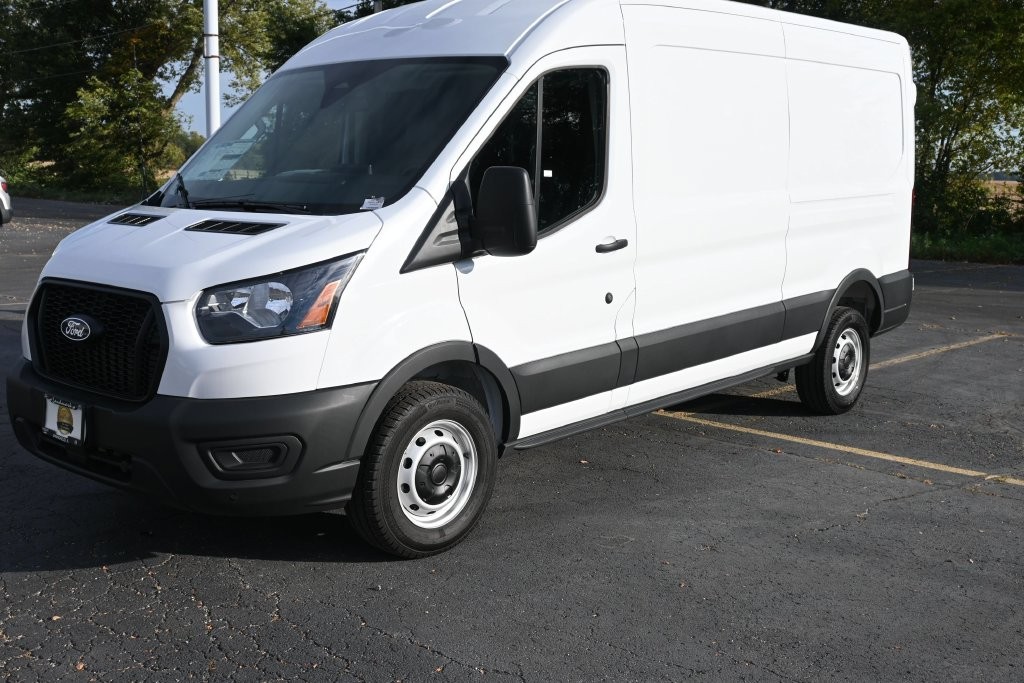 Ford Transit-250 Vehicle Full-screen Gallery Image 2