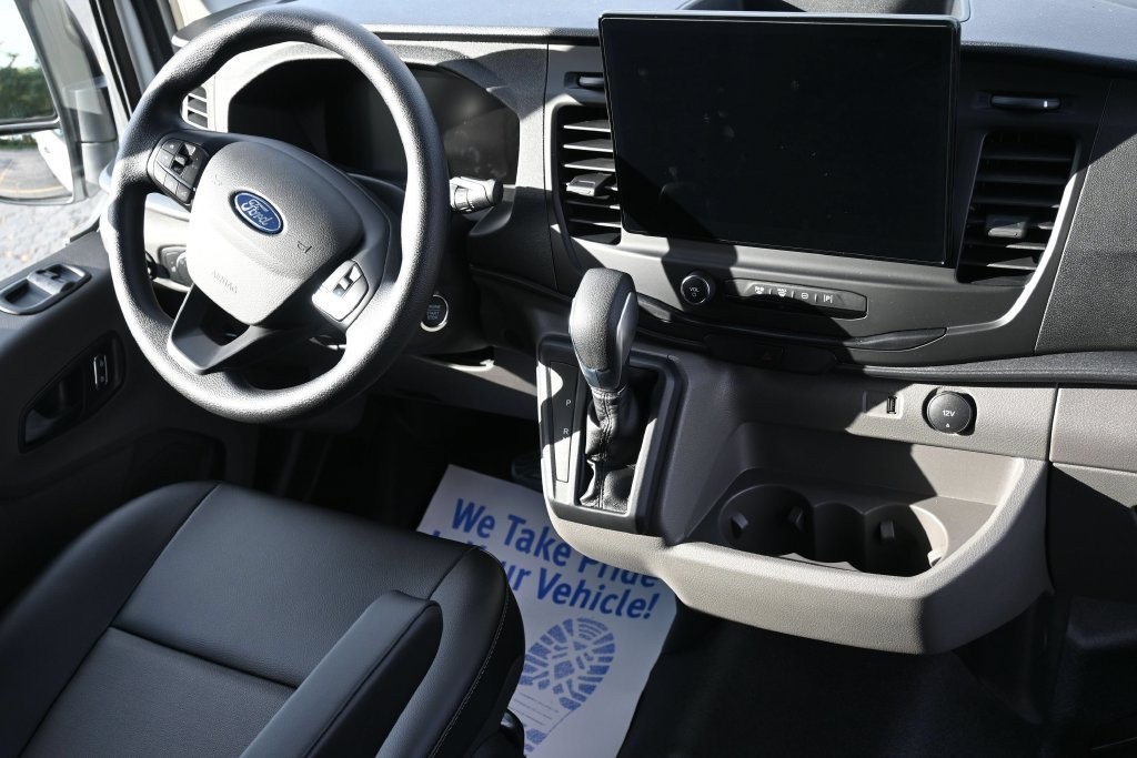 Ford Transit-250 Vehicle Full-screen Gallery Image 3