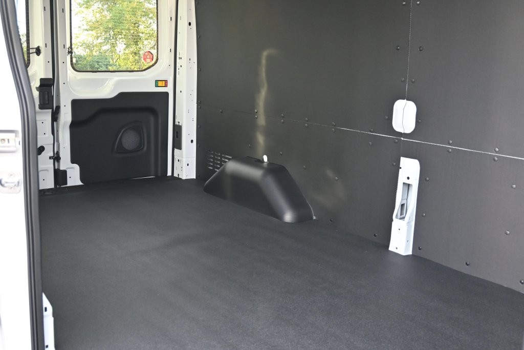 Ford Transit-250 Vehicle Full-screen Gallery Image 4