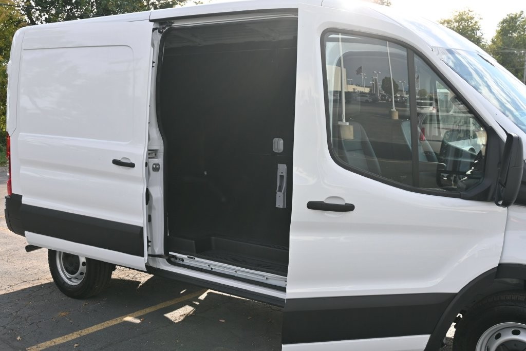 Ford Transit-250 Vehicle Full-screen Gallery Image 5