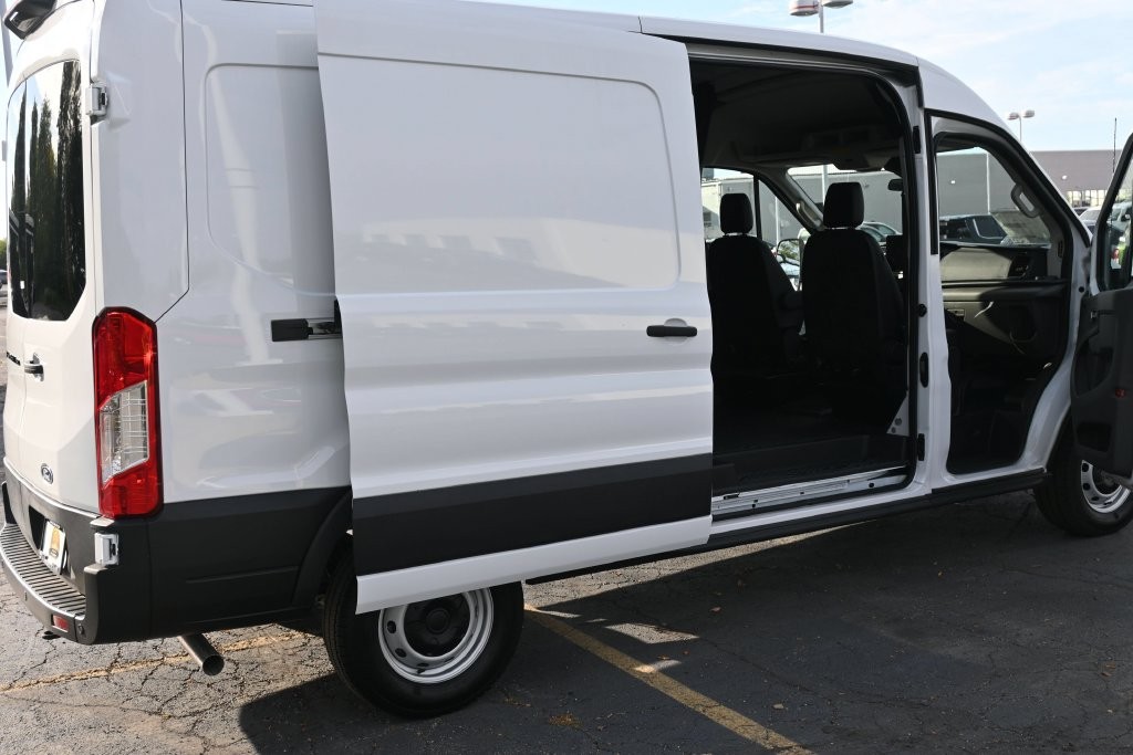 Ford Transit-250 Vehicle Full-screen Gallery Image 6