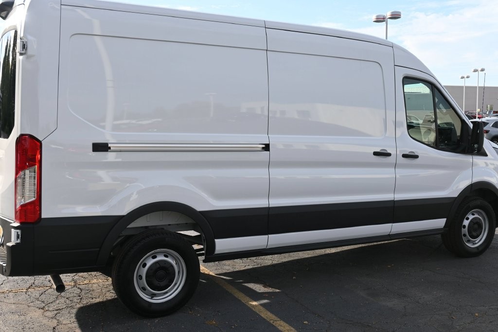 Ford Transit-250 Vehicle Full-screen Gallery Image 7