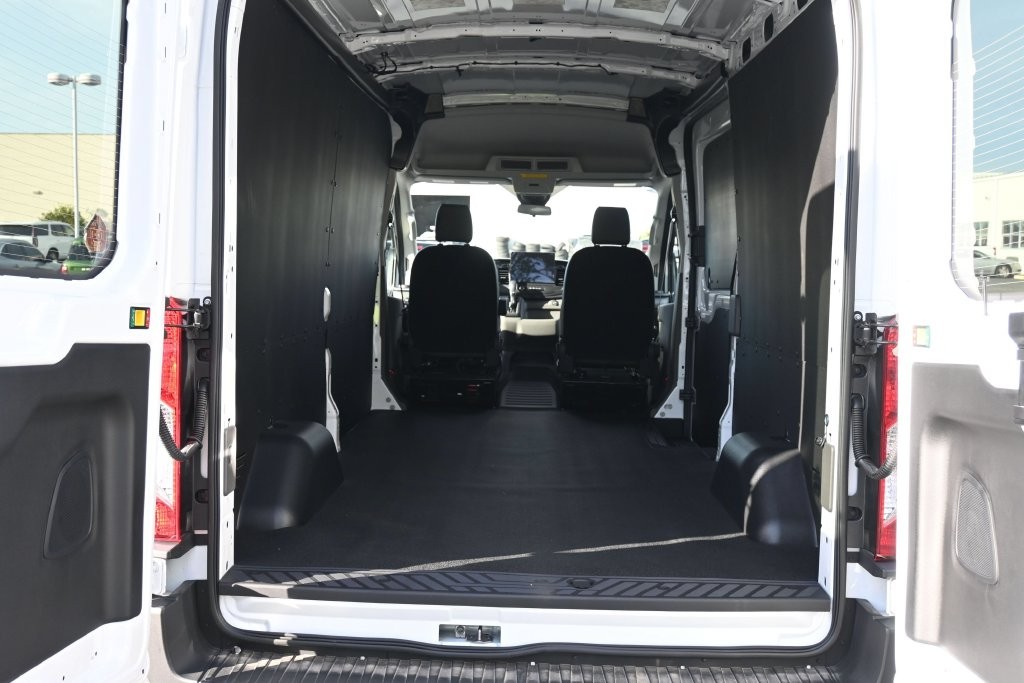Ford Transit-250 Vehicle Full-screen Gallery Image 8