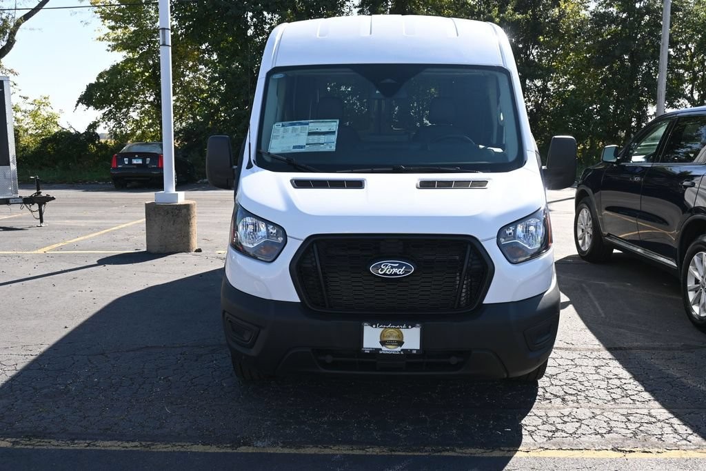 Ford Transit-250 Vehicle Full-screen Gallery Image 3