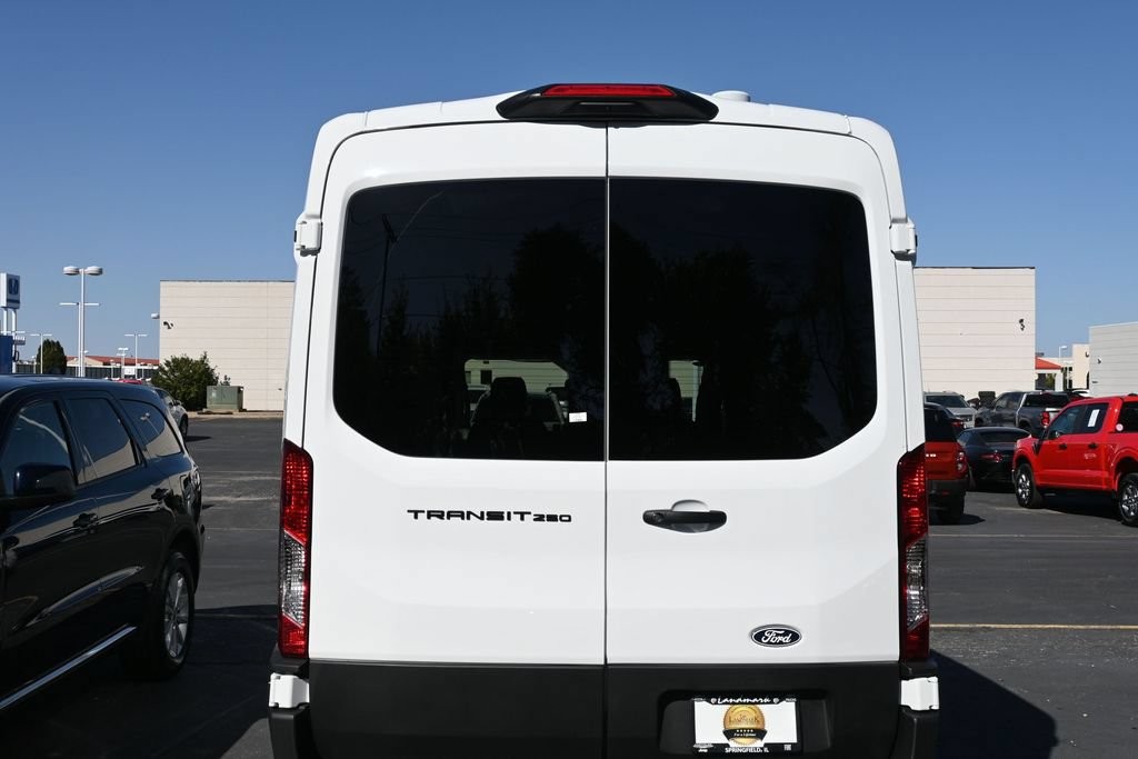 Ford Transit-250 Vehicle Full-screen Gallery Image 4