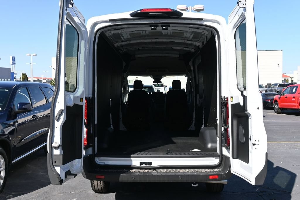 Ford Transit-250 Vehicle Full-screen Gallery Image 5