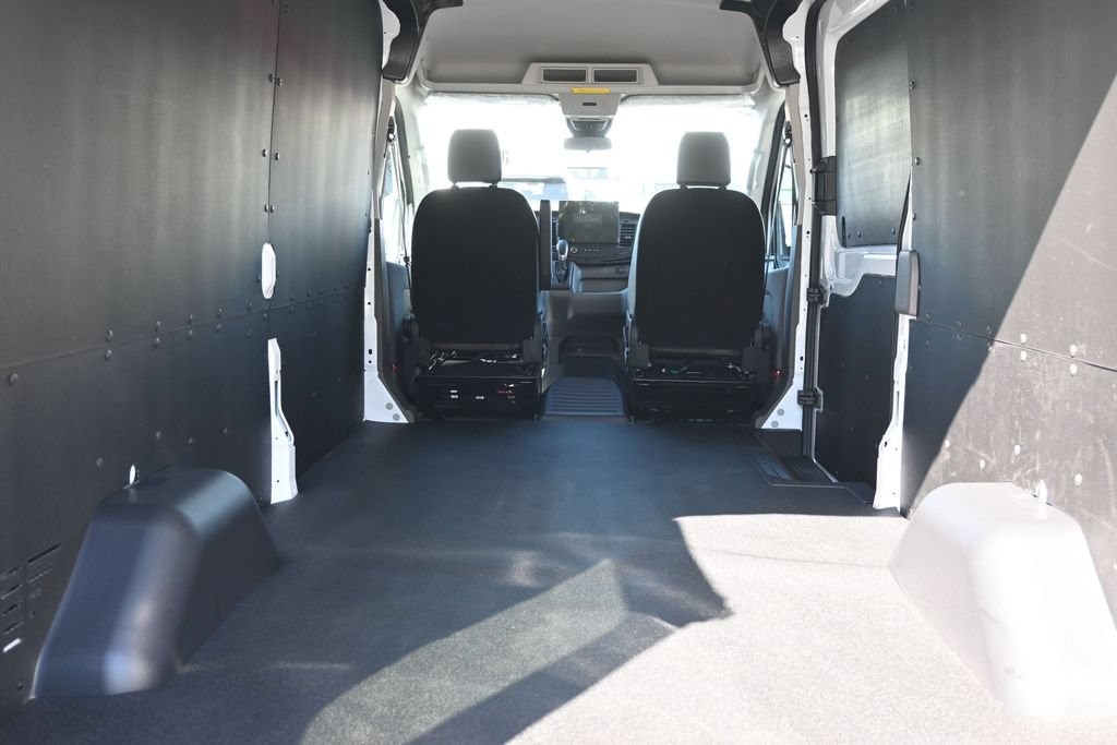 Ford Transit-250 Vehicle Full-screen Gallery Image 6