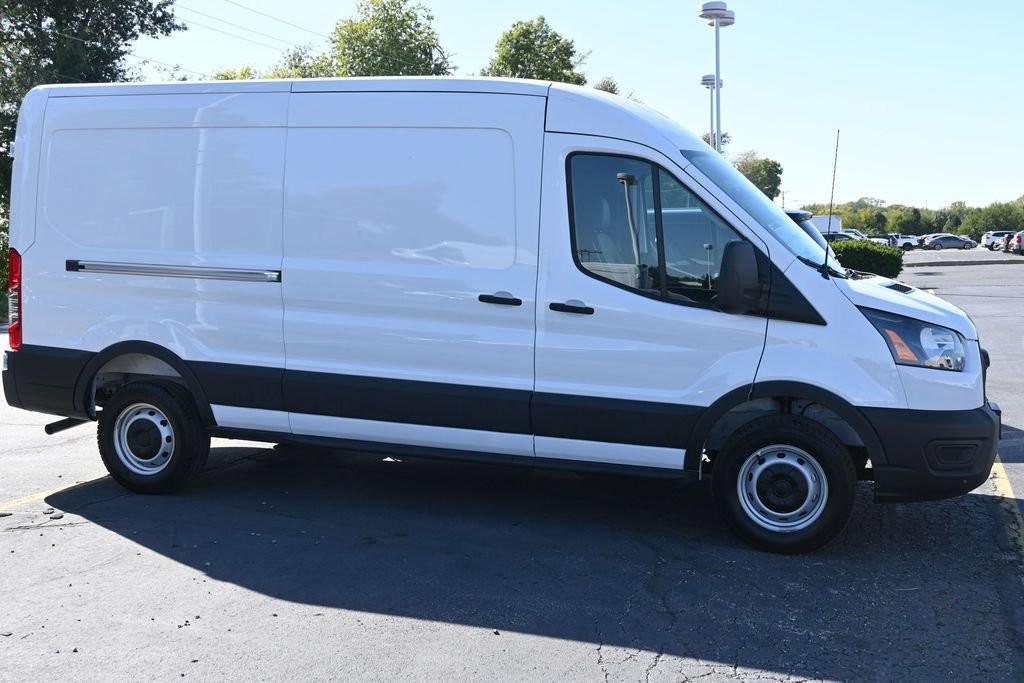 Ford Transit-250 Vehicle Full-screen Gallery Image 7