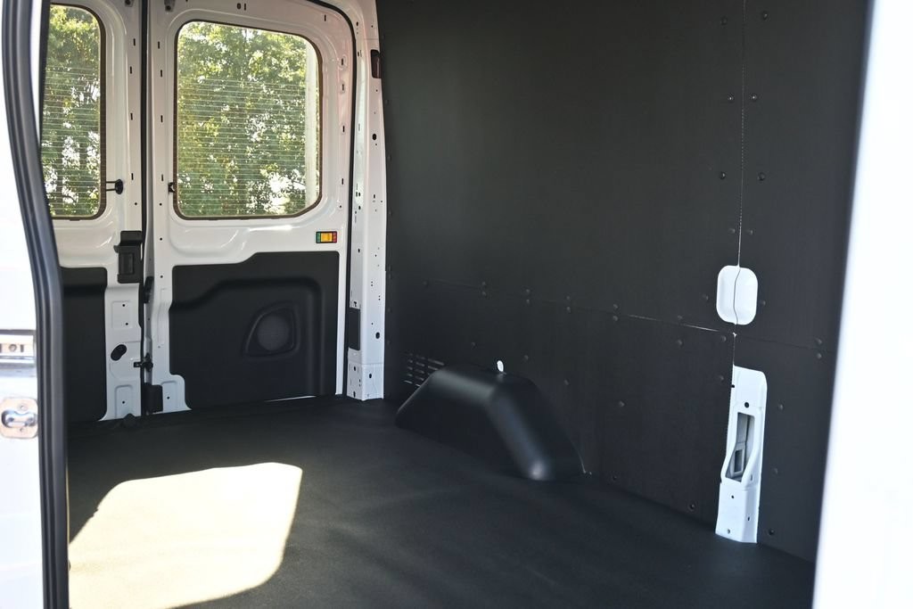 Ford Transit-250 Vehicle Full-screen Gallery Image 8