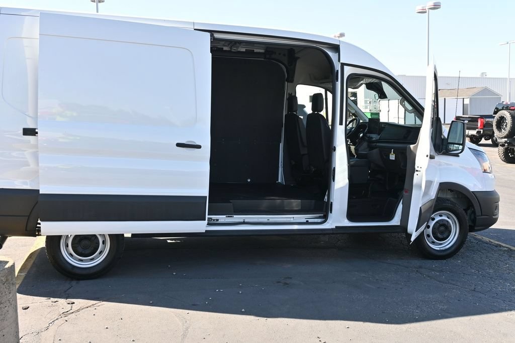 Ford Transit-250 Vehicle Full-screen Gallery Image 9