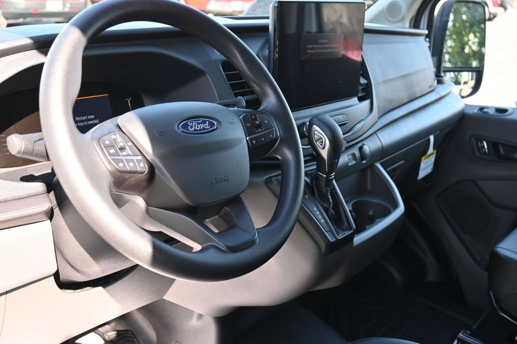 Ford Transit-250 Vehicle Full-screen Gallery Image 14