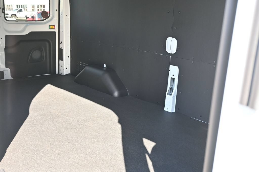 Ford Transit-250 Vehicle Full-screen Gallery Image 3