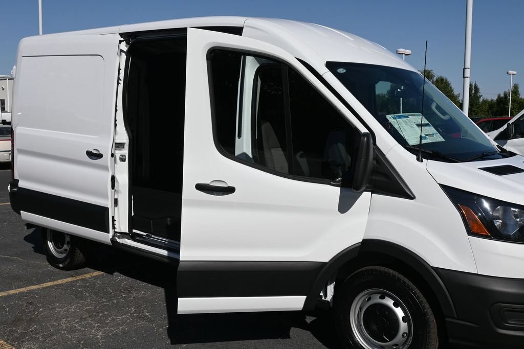Ford Transit-250 Vehicle Full-screen Gallery Image 4