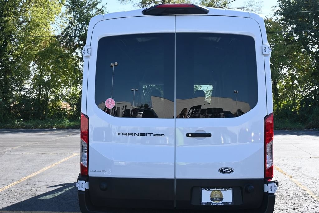 Ford Transit-250 Vehicle Full-screen Gallery Image 5