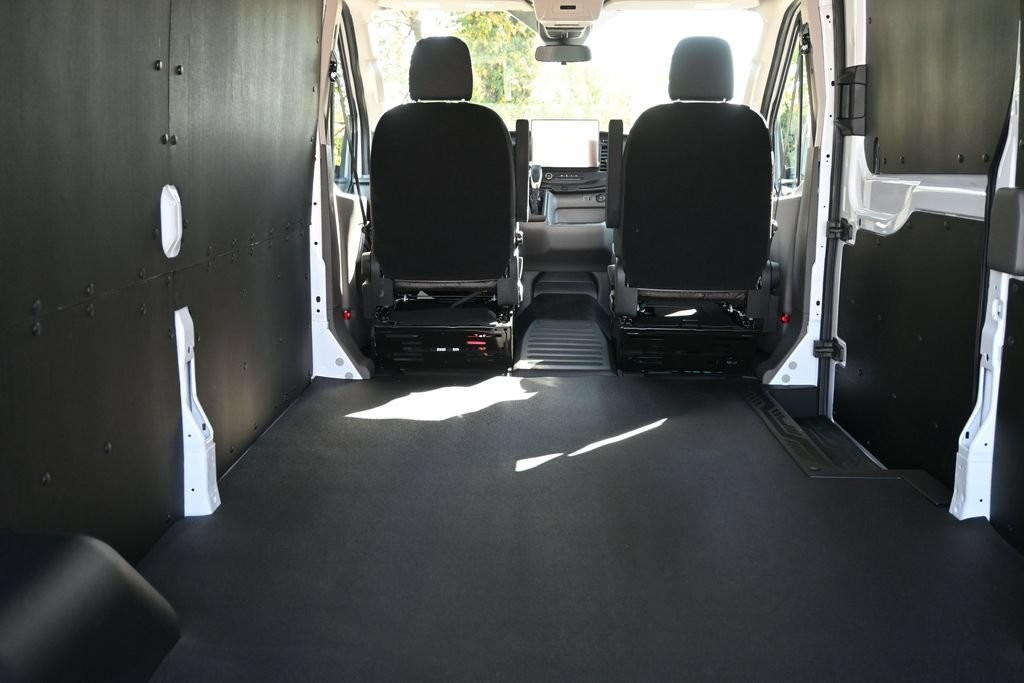Ford Transit-250 Vehicle Full-screen Gallery Image 6