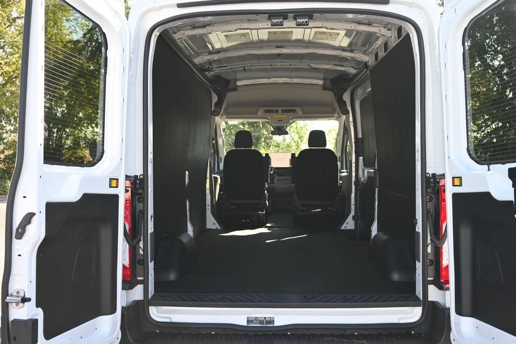 Ford Transit-250 Vehicle Full-screen Gallery Image 7