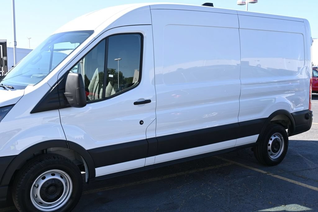 Ford Transit-250 Vehicle Full-screen Gallery Image 8