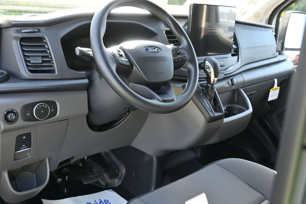 Ford Transit-250 Vehicle Full-screen Gallery Image 12