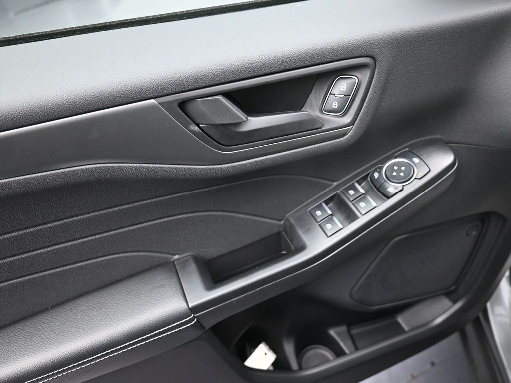 Ford Escape Vehicle Full-screen Gallery Image 10