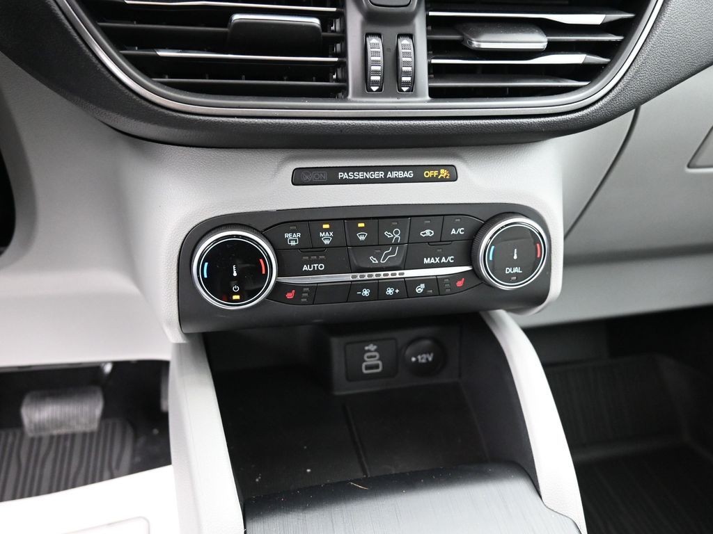 Ford Escape Vehicle Full-screen Gallery Image 12