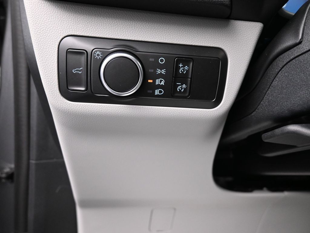 Ford Escape Vehicle Full-screen Gallery Image 15