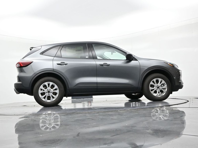 Ford Escape Vehicle Full-screen Gallery Image 24