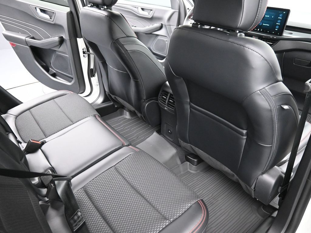 Ford Escape Vehicle Full-screen Gallery Image 11