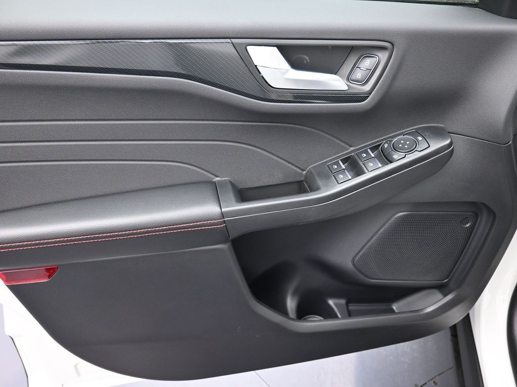 Ford Escape Vehicle Full-screen Gallery Image 12