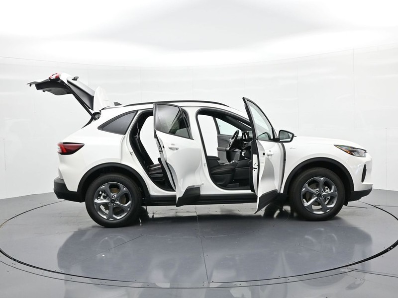 Ford Escape Vehicle Full-screen Gallery Image 25