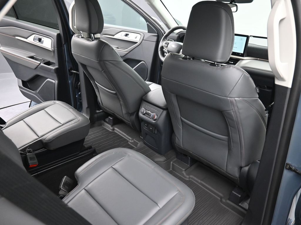Ford Explorer Vehicle Full-screen Gallery Image 10