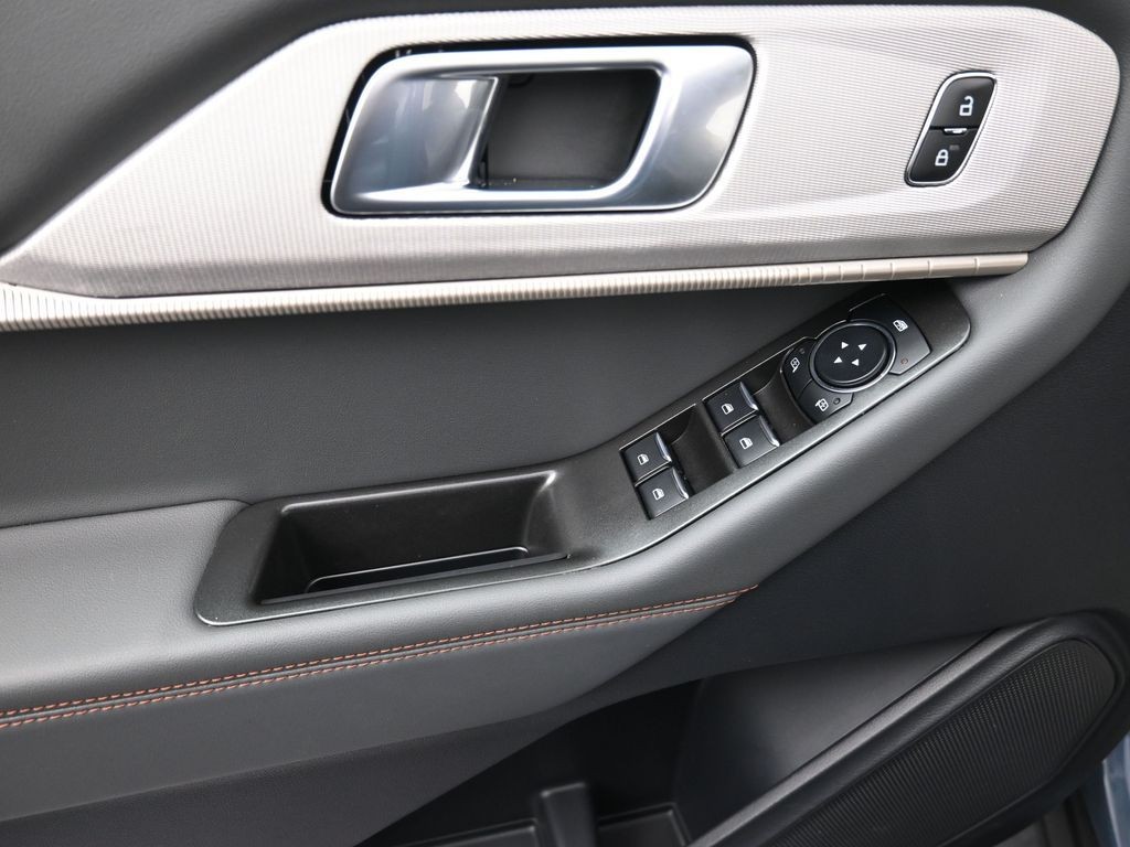 Ford Explorer Vehicle Full-screen Gallery Image 11