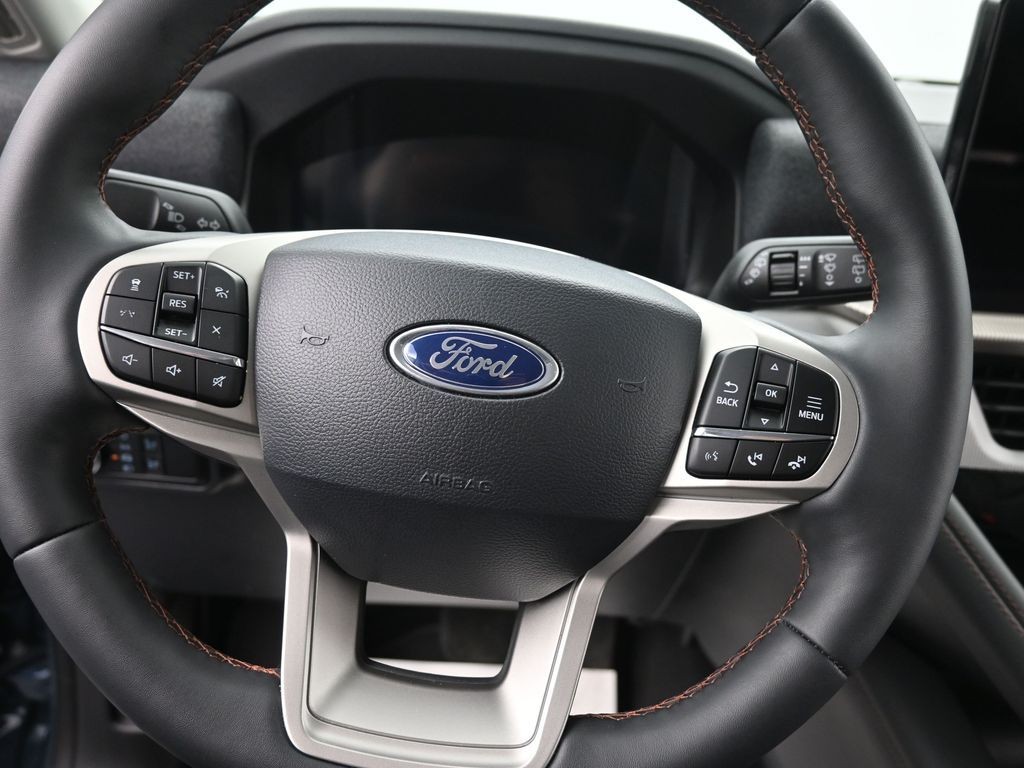 Ford Explorer Vehicle Full-screen Gallery Image 15