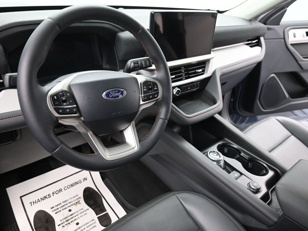 Ford Explorer Vehicle Full-screen Gallery Image 16